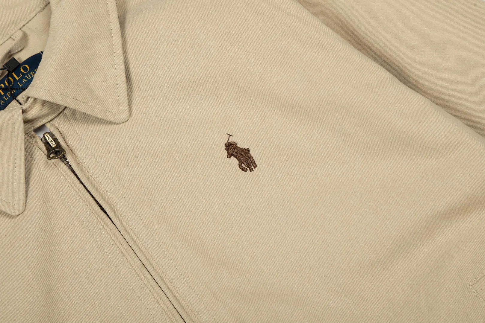 P300 top quality" Style number: 8101# (not off the shelves all year round) [Ralph Lauren/Ralph Lauren old cadre pony embroidered armband POLO jacket] ✅Ralph Lauren Ralph Lauren classic basic American retro old cadre goddess style jacket ✅Pure cotton high-gram heavy wash, soft, comfortable and tangible, upright and textured ✅Customized Vintage bronze double-open zipper head to restore the same quality as the cabinet version ✅This style: White/khaki color. There are waist patterns inside the threads of the collar and cuffs. Please note~ ✅Retro versatile jacket. The upper body is very flattering. Versatile model YYDS~ ✅Versatile for daily wear and work wear. ✅The upper body is simple and easy to wear. A must-have for goddess ootd. Good-looking clothes are never too picky. A must-have in the goddess' wardrobe. Size: S-XL. Color: White, yellow, red, navy, khaki, pink, light blue, olive green.